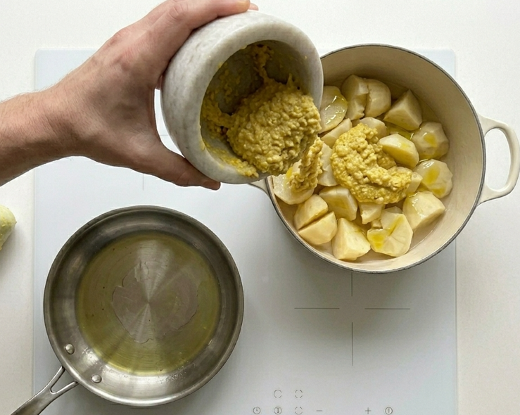 Patatas al ajopollo con huevo poché. Receta paso a paso