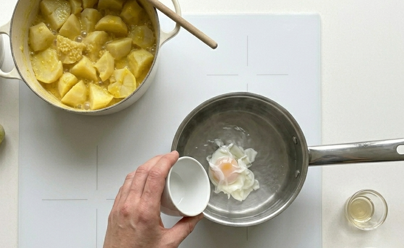 Patatas al ajopollo con huevo poché. Receta paso a paso