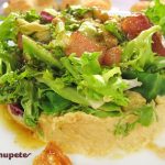 Ensalada marinera con hummus y sardinas. Receta para San Juan