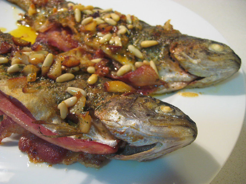 Truchas fritas rellenas de jamón y bacon en cocotte