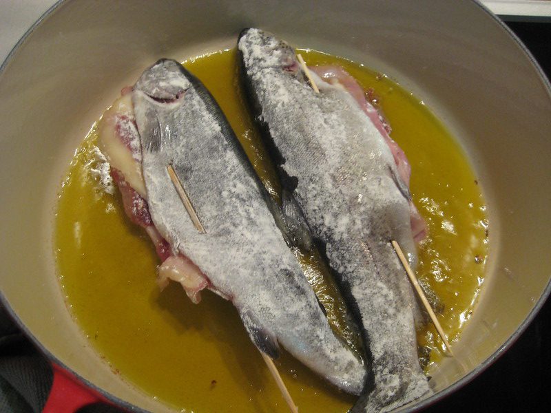 Truchas fritas rellenas de jamón y bacon en cocotte