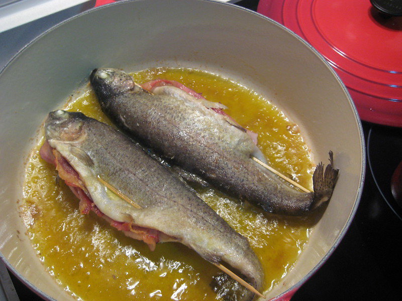 Truchas fritas rellenas de jamón y bacon en cocotte