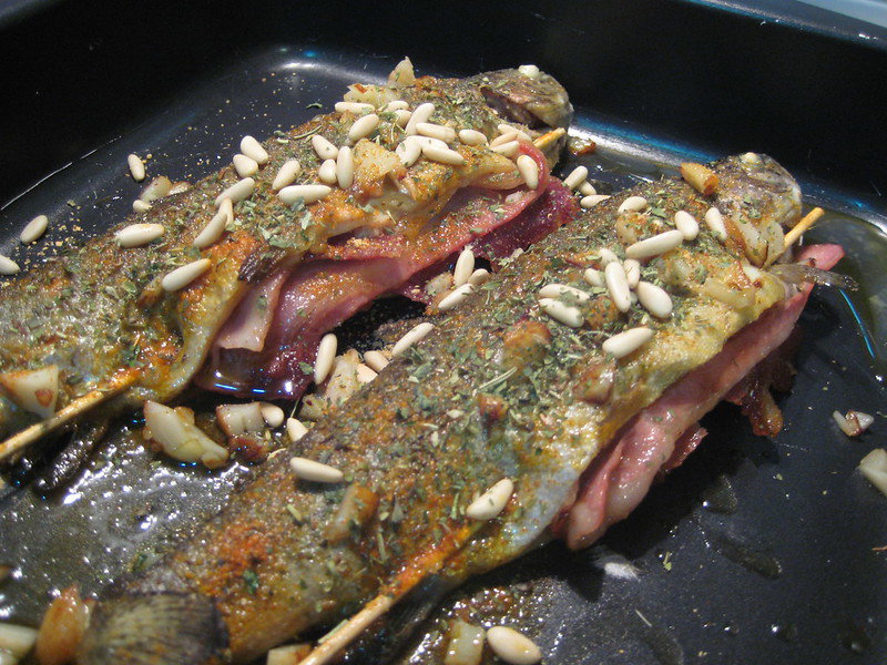 Truchas fritas rellenas de jamón y bacon en cocotte