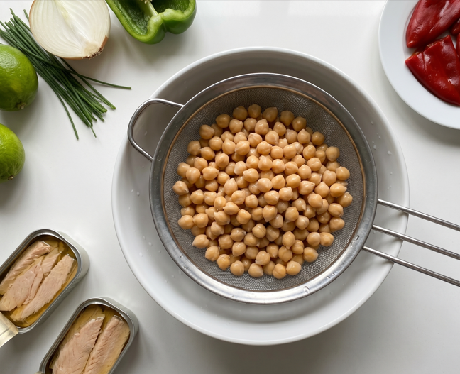 Ensalada de garbanzos y ventresca de Bonito del Norte, fresca y bien aliñada