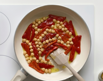 Ensalada de garbanzos y ventresca de Bonito del Norte, fresca y bien aliñada