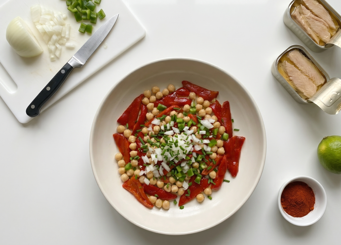 Ensalada de garbanzos y ventresca de Bonito del Norte, fresca y bien aliñada