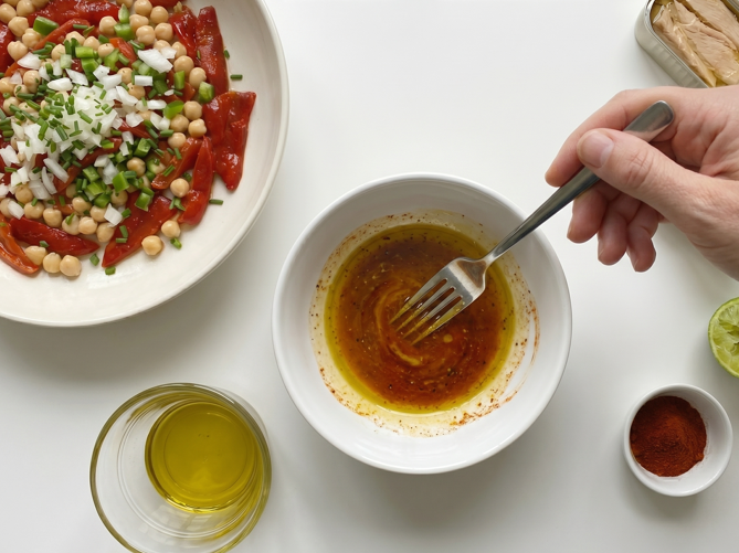 Ensalada de garbanzos y ventresca de Bonito del Norte, fresca y bien aliñada
