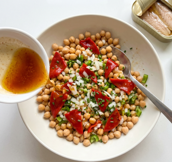 Ensalada de garbanzos y ventresca de Bonito del Norte, fresca y bien aliñada