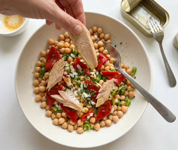 Ensalada de garbanzos y ventresca de Bonito del Norte, fresca y bien aliñada