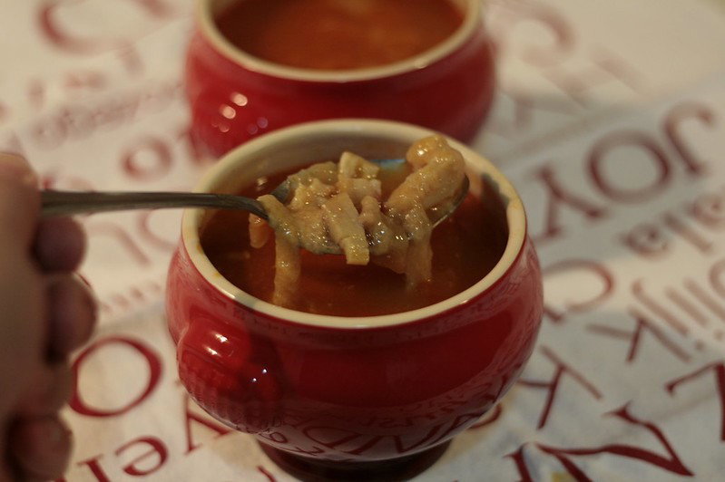 Sopa marinera con ahumados y gambas