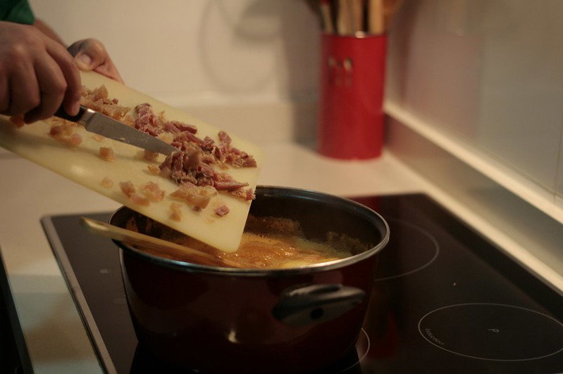Sopa marinera con ahumados y gambas