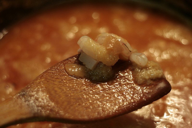 Sopa marinera con ahumados y gambas