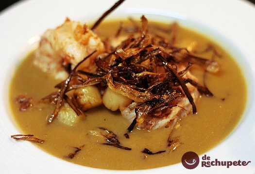 Crema de marisco con zamburiñas y langostinos a la plancha