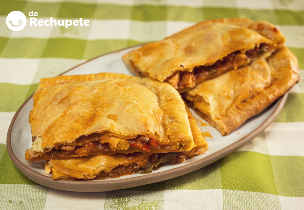Empanada de pollo casera. Receta fácil, jugosa y con masa crujiente