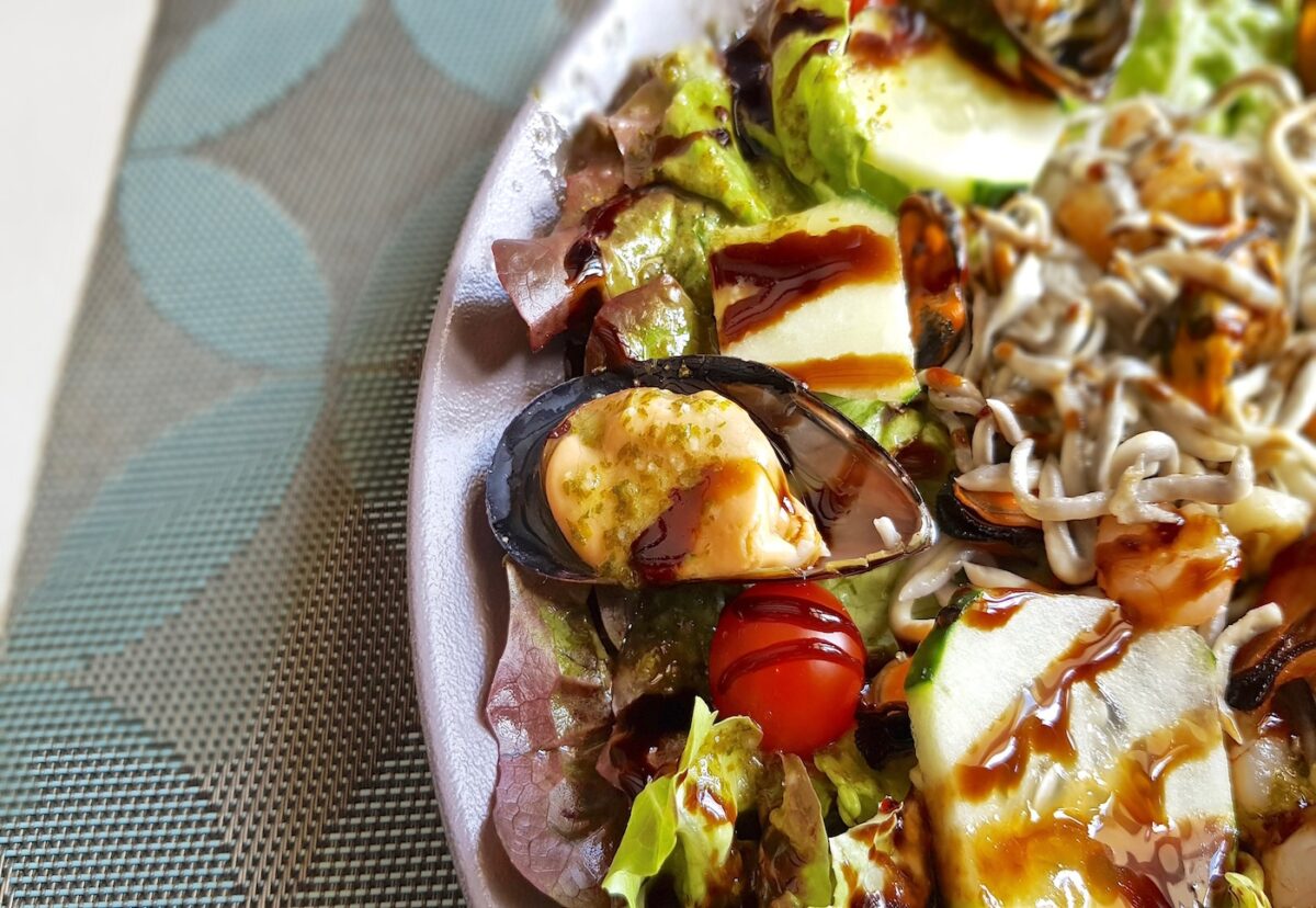 Ensalada de lechuga, queso y gulas. Fácil para cualquier ocasión