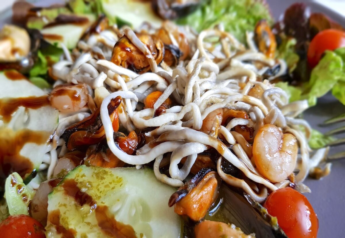 Ensalada de lechuga, queso y gulas. Fácil para cualquier ocasión