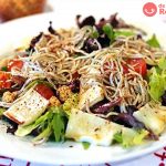 Ensalada de lechuga, queso y gulas. Fácil para cualquier ocasión