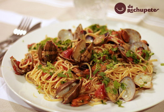 Espaguetis con almejas. Receta italiana.