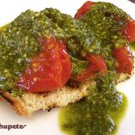 Tomates asados sobre brioche con salsa de pesto verde