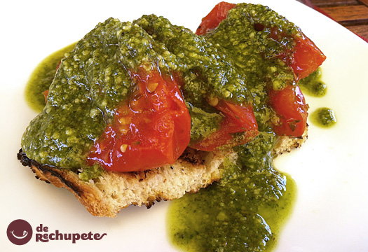 Tomates asados sobre brioche con salsa de pesto verde