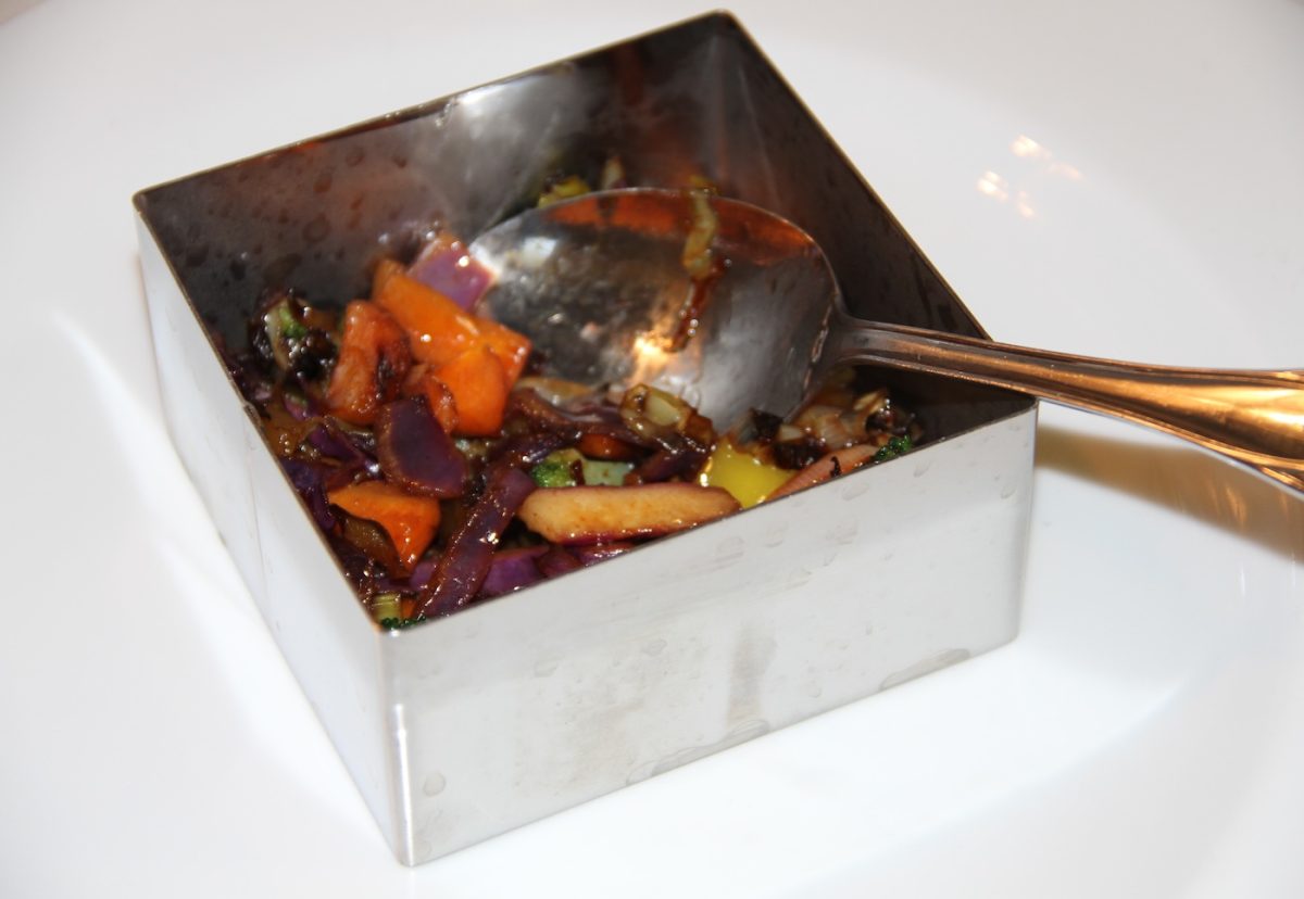 Ensalada templada al wok con queso azul Fourme d'Ambert y frutos secos.