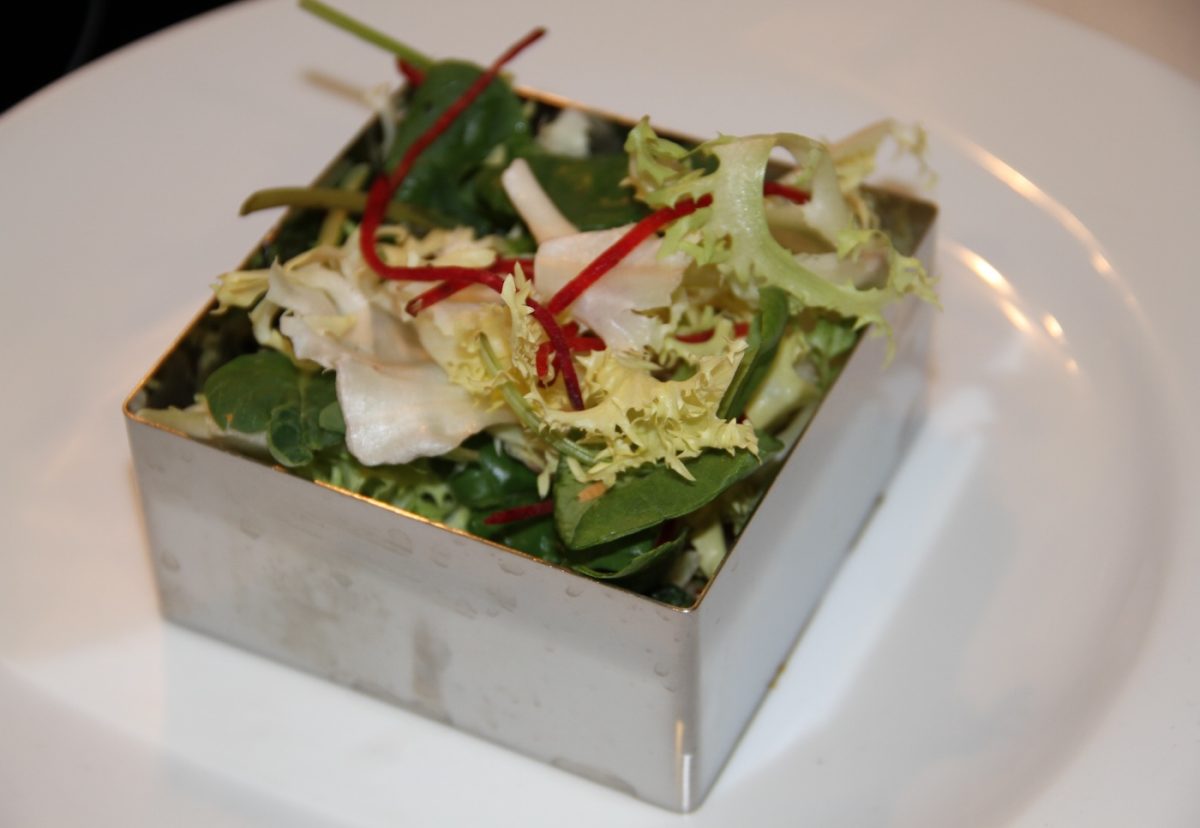 Ensalada templada al wok con queso azul Fourme d'Ambert y frutos secos.