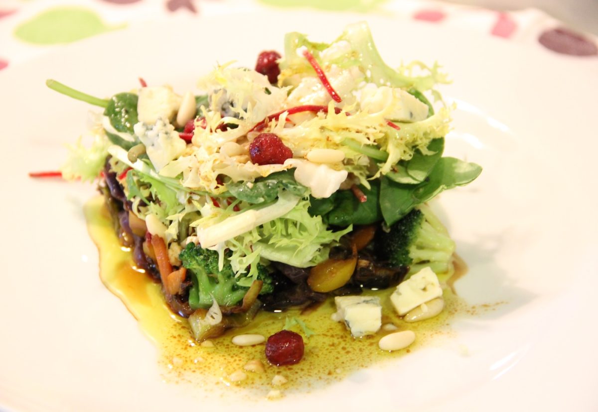 Ensalada templada al wok con queso azul Fourme d'Ambert y frutos secos.