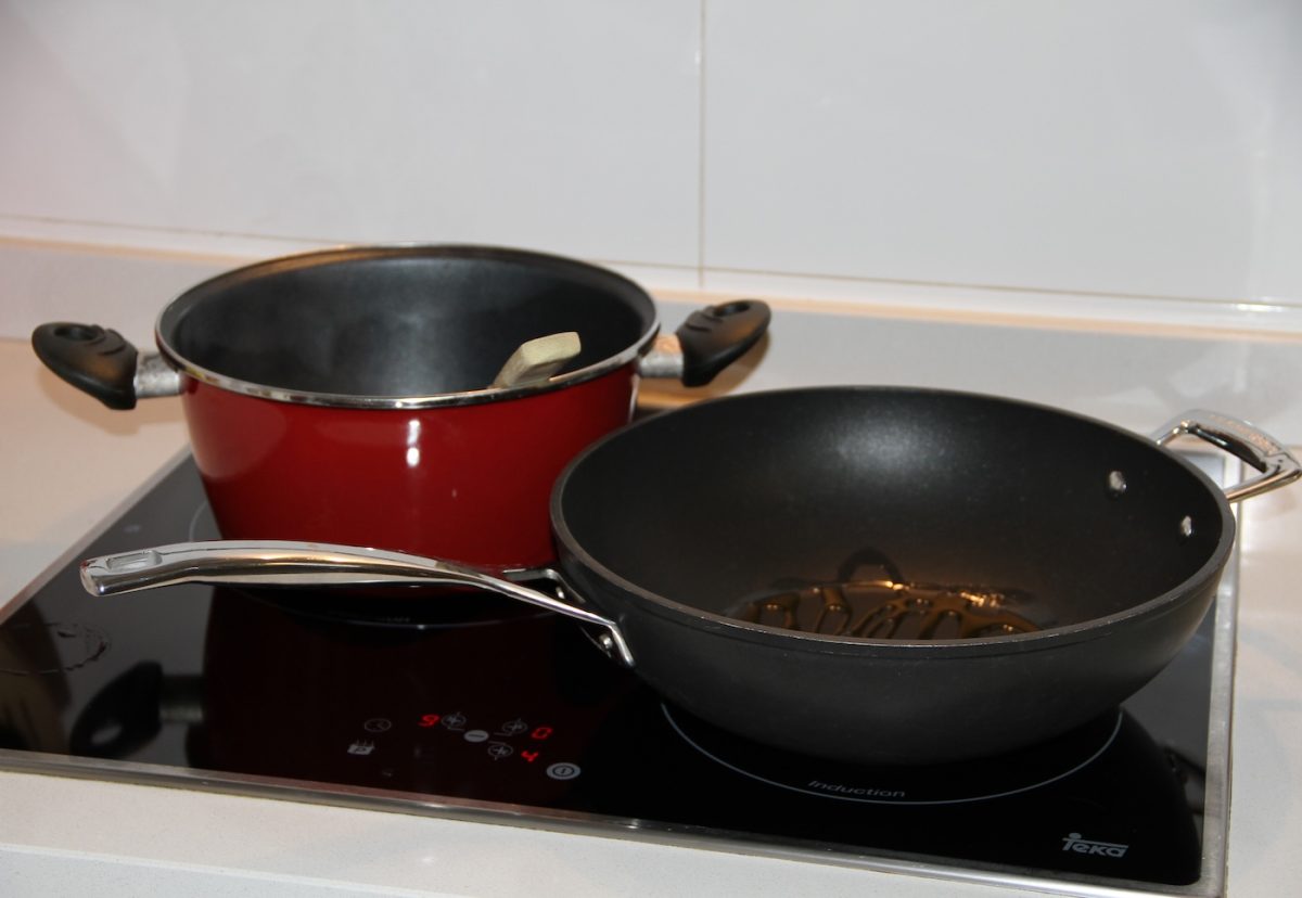 Ensalada templada al wok con queso azul Fourme d'Ambert y frutos secos.