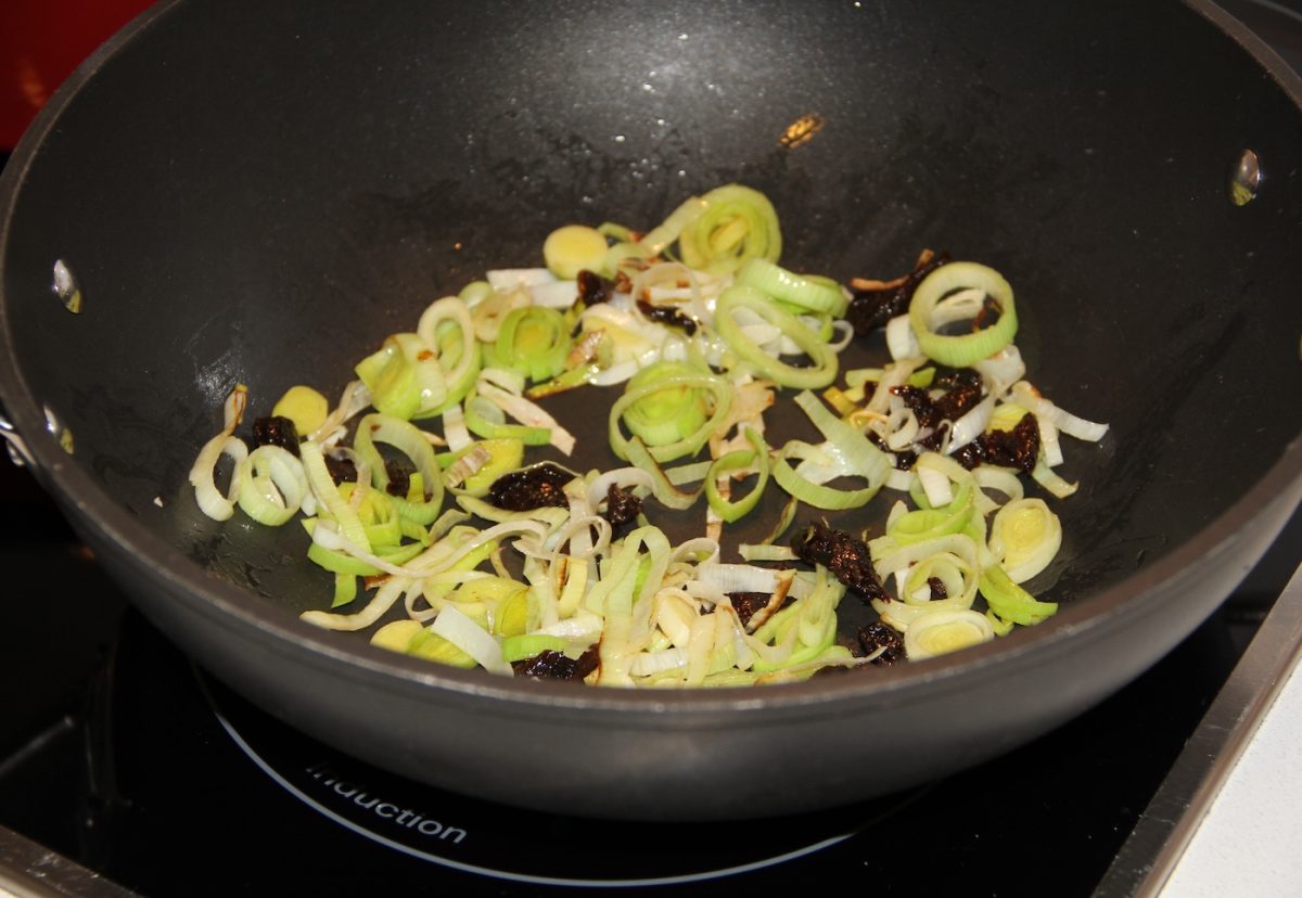 Ensalada templada al wok con queso azul Fourme d'Ambert y frutos secos.