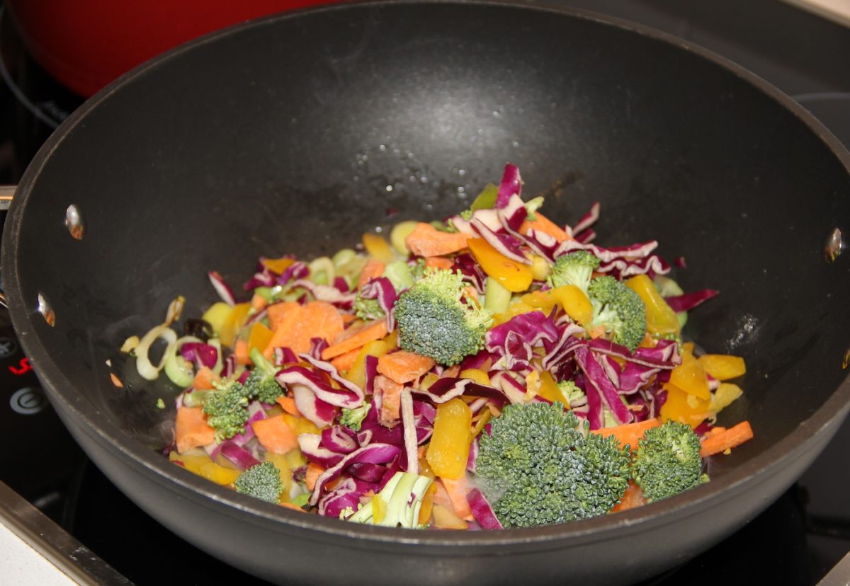 Ensalada templada al wok con queso azul Fourme d'Ambert y frutos secos.