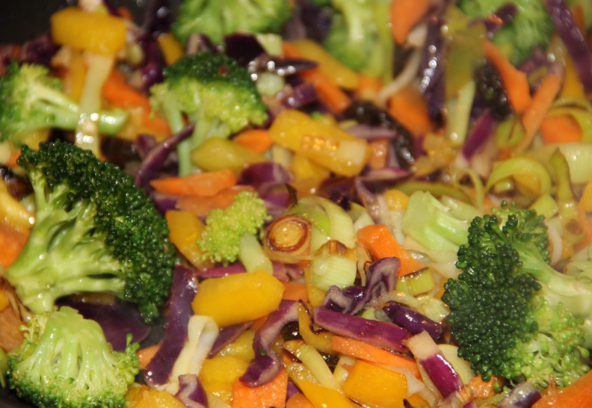 Ensalada templada al wok con queso azul Fourme d'Ambert y frutos secos.