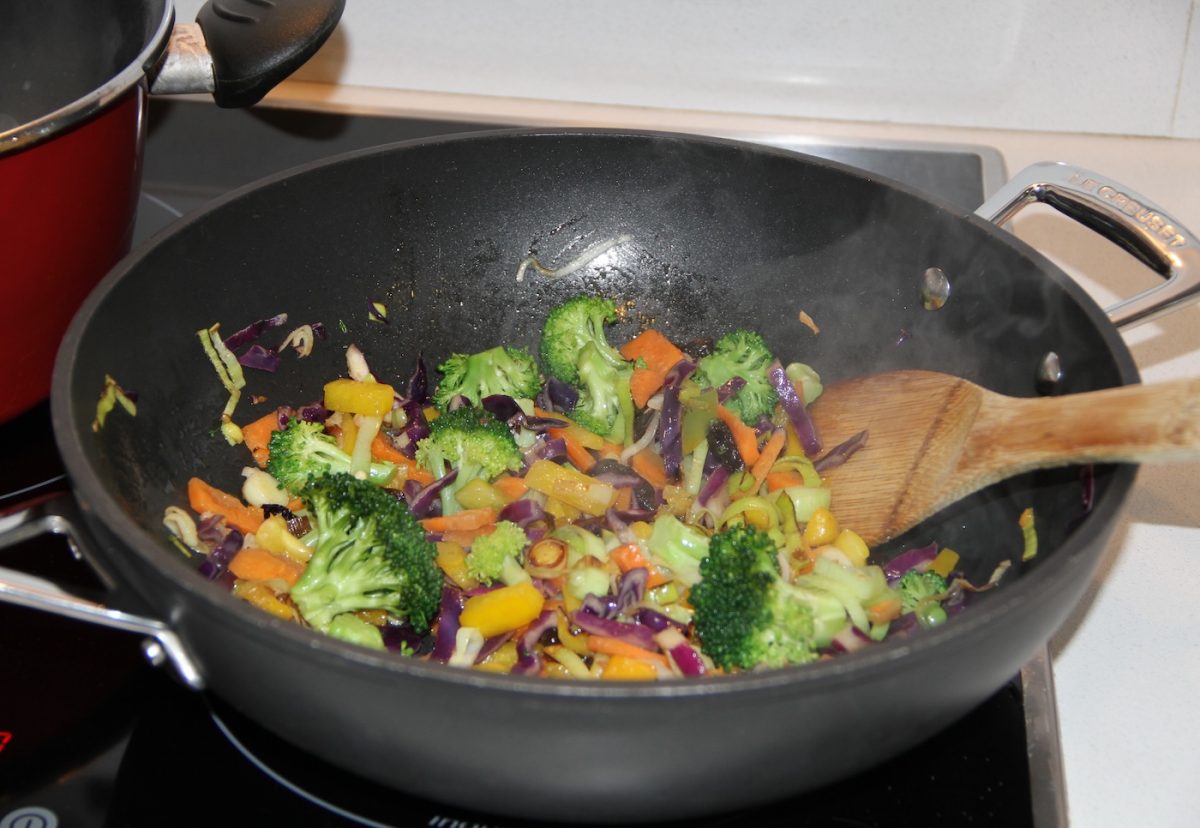 Ensalada templada al wok con queso azul Fourme d'Ambert y frutos secos.