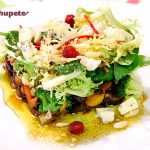 Ensalada templada al wok con queso y frutos secos