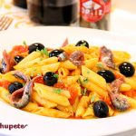 Macarrones con salsa de tomate, anchoas y aceitunas negras
