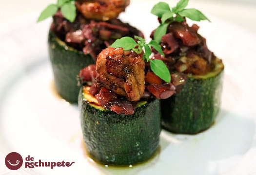 Calabacines rellenos de pisto de mencía y solomillos de pollo.