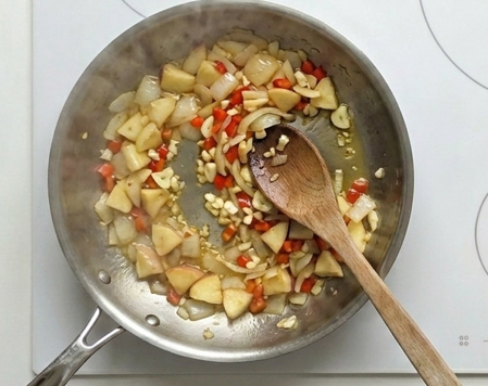 Jabalí estofado con salsa de chocolate y patatas