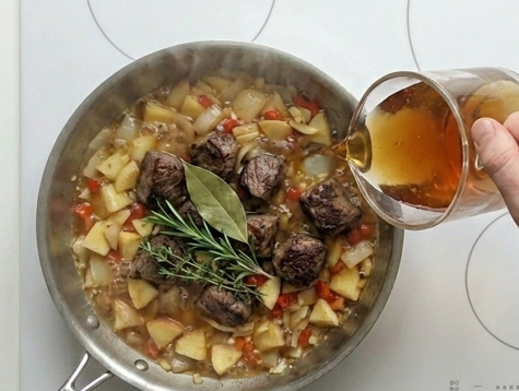 Jabalí estofado con salsa de chocolate y patatas