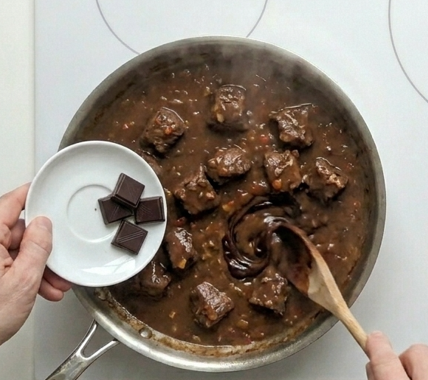 Jabalí estofado con salsa de chocolate y patatas