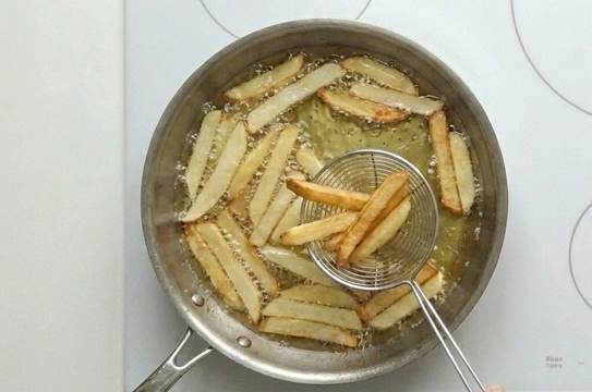 Jabalí estofado con salsa de chocolate y patatas