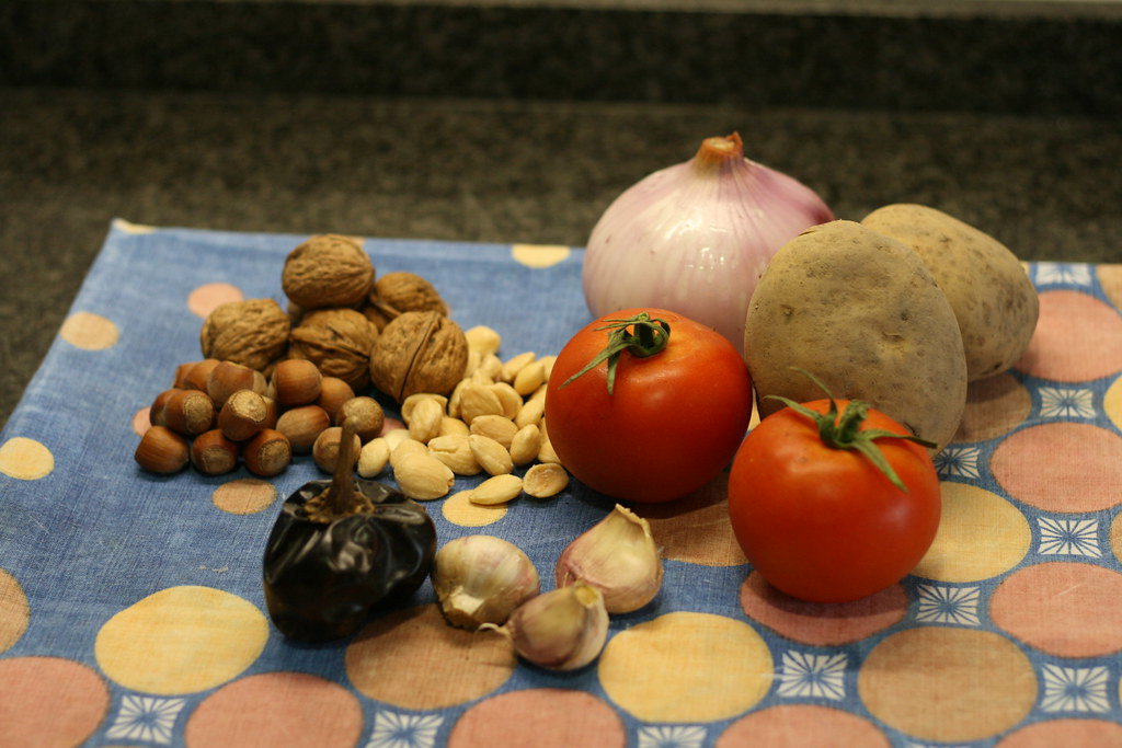 Lomos de bacalao con patatas y salsa romesco