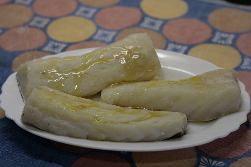 Lomos de bacalao con patatas y salsa romesco