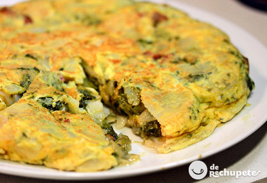 Tortilla con grelos y chorizo