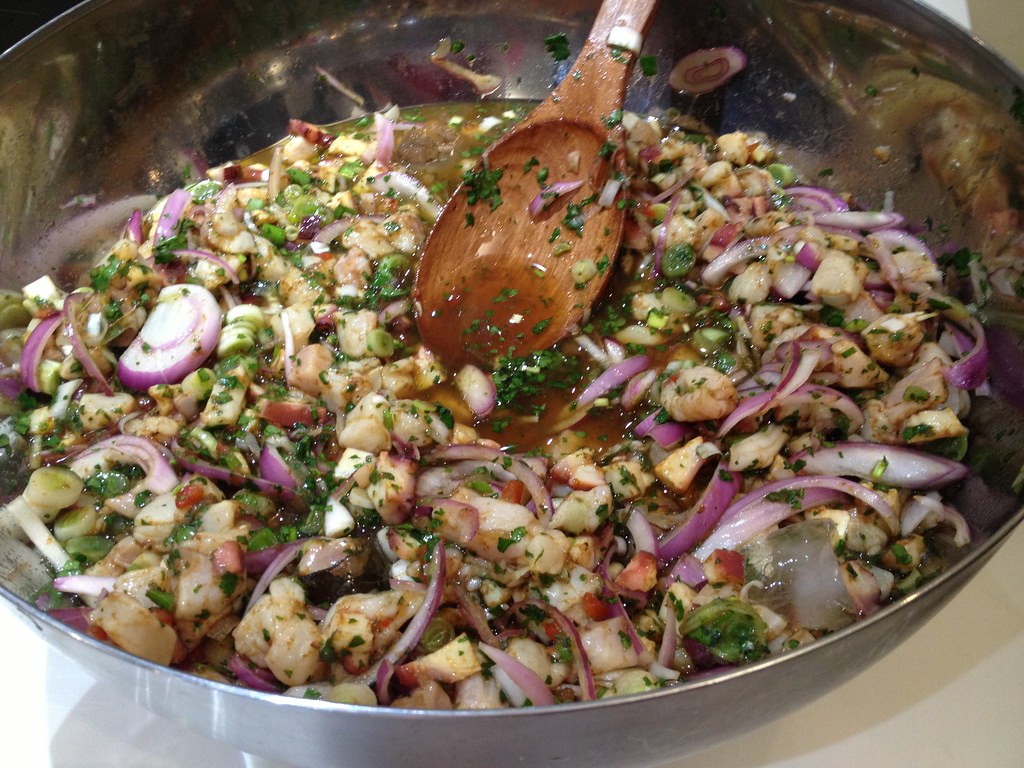 Cebiche Nikkei de corvina y pulpo. Cocina peruana