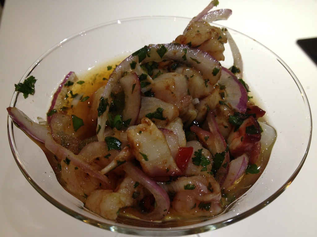 Cebiche Nikkei de corvina y pulpo. Cocina peruana