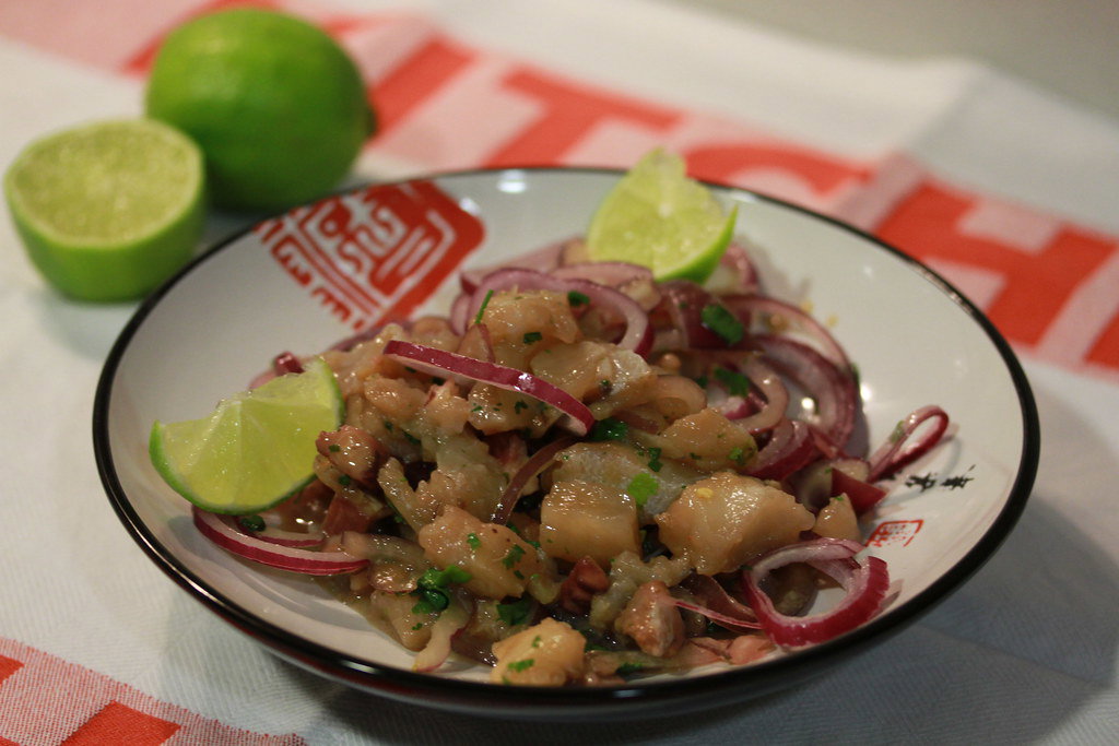 Cebiche Nikkei de corvina y pulpo. Cocina peruana