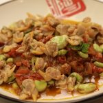 Salteado de habas tiernas con jamón y berberechos