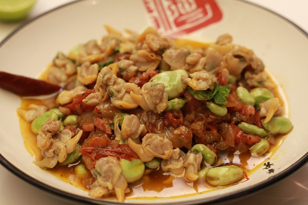Salteado de habas tiernas con jamón y berberechos