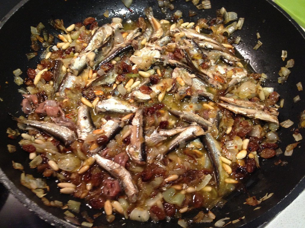 Pasta con sardinas. Receta siciliana