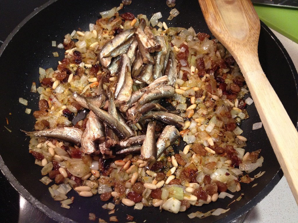 Pasta con sardinas. Receta siciliana