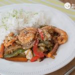 Verduras salteadas al wok con langostinos acompañado de arroz basmati